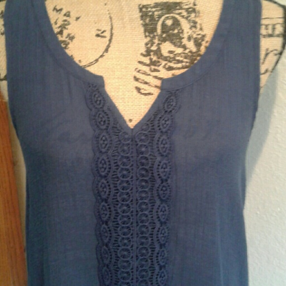 Cute blue lace top. - Picture 2 of 5
